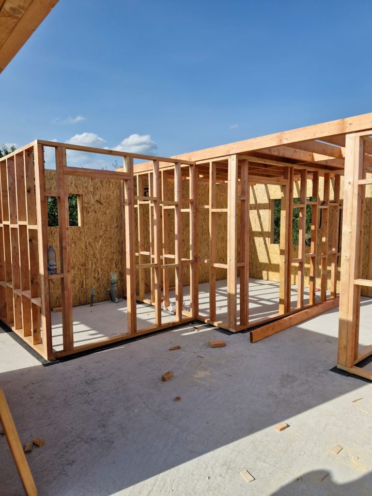 Structura din lemn a peretilor interiori pentru o casa realizata cu pereti exteriori din panouri SIP