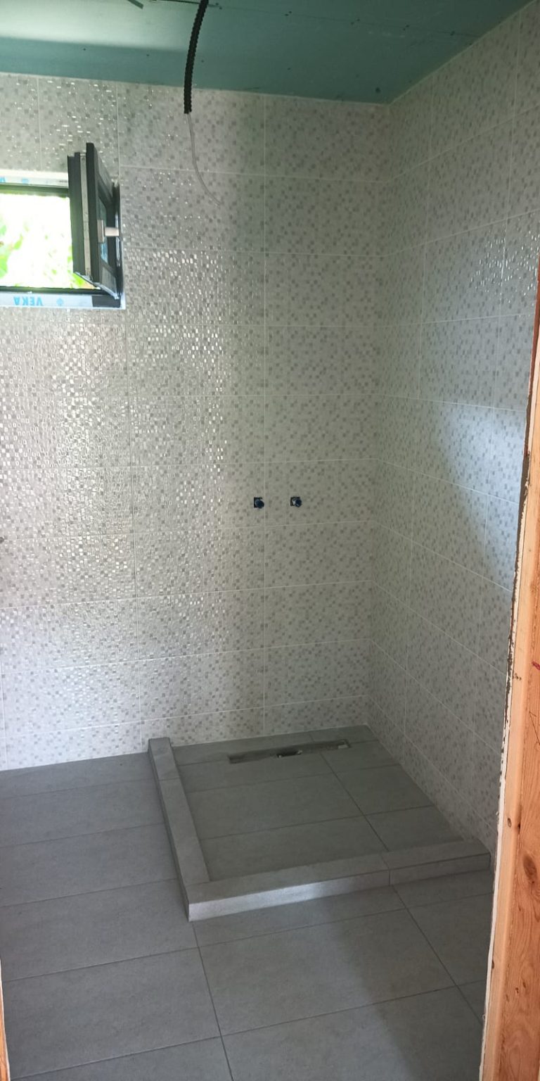 Baie cu faianta si gresie Casa la cheie din lemn si Panouri SIP - Happy Home Corporation