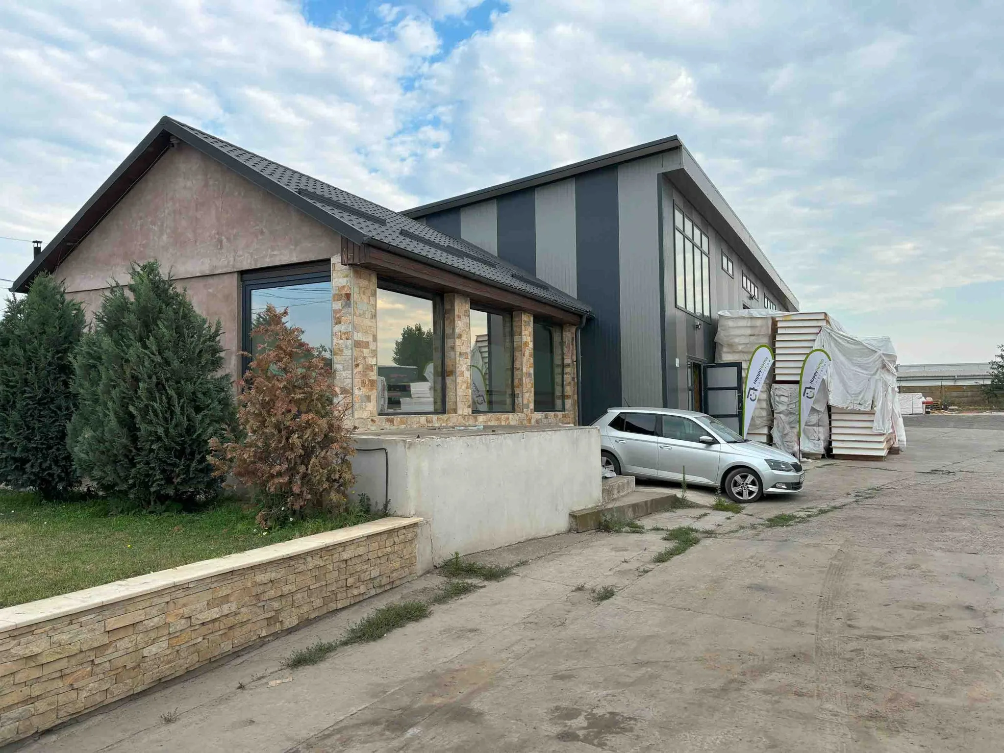 Vista dell'ufficio Happy Home Corporation, un ambiente moderno e funzionale